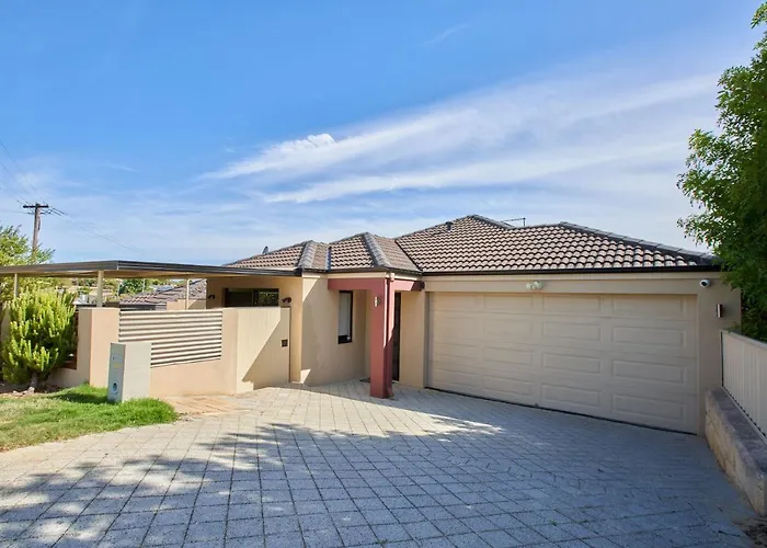 Gorgeous Family House Near Shops