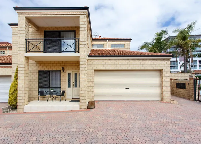 Scarborough Family Beachside Retreat - Walk To Beach